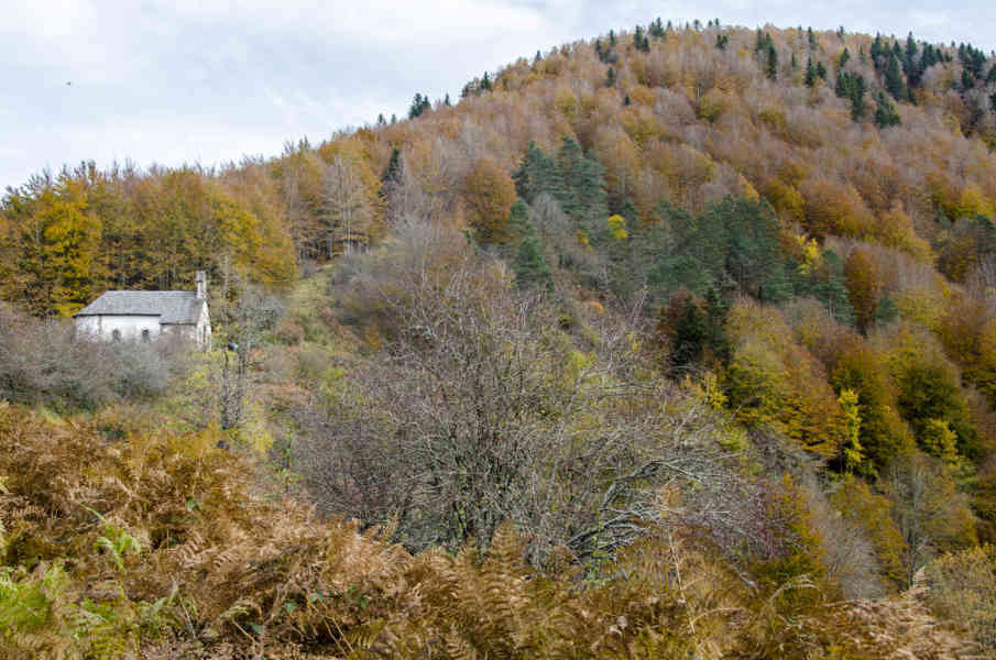 Comunidad Foral de Navarra 042 - Selva de Irati - ermita de Nuestra Señora de las Nieves.jpg